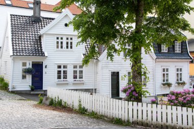 Arka arkaya üç ev ve Bergen, Norveç 'te bir çit..