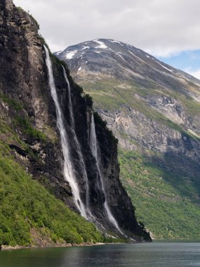 Norveç 'in Geiranger Fjord' unda Yedi Kız Kardeş Şelalesi.