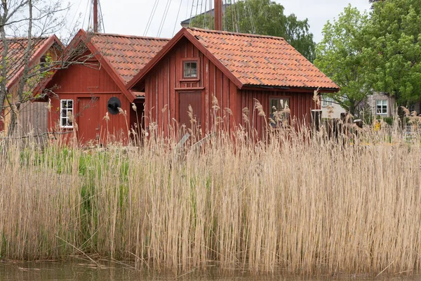 Les Hangars Bateaux Rouges Donnent Charme Petit Canal Bordé Herbe — Photo