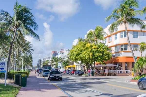 South Beach, Miami 'deki Ocean Drive boyunca sanat deco binaları.