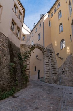 Lüksemburg 'un eski şehri Lüksemburg' a uzanan dik bir tepe..