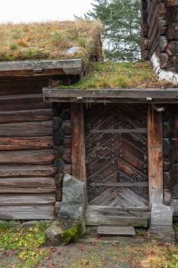 Lillehammer, Norveç. 8 Kasım 2025. Maihaugen Açık Hava Müzesi 'ndeki bir evin süs kapısı..