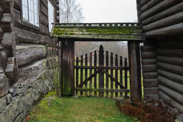 Lillehammer, Norveç. 8 Kasım 2025. Maihaugen Açık Hava Müzesi 'nde iki geleneksel ev arasındaki gizli bir kapı..