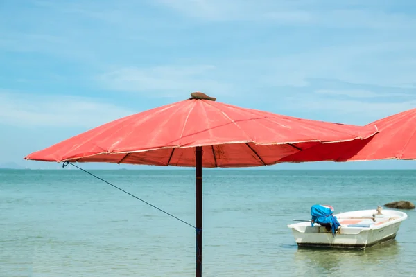 Κόκκινη ομπρέλα στην παραλία — Φωτογραφία Αρχείου