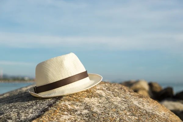 Καπέλο στο βράχο στην παραλία — Φωτογραφία Αρχείου