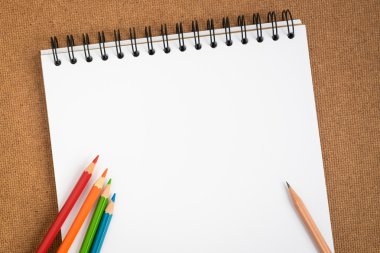 Açık sarmal sketchbook renkli kalemler ile