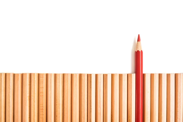 Scharfer roter Farbstift hebt sich von anderen Bleistiften ab — Stockfoto