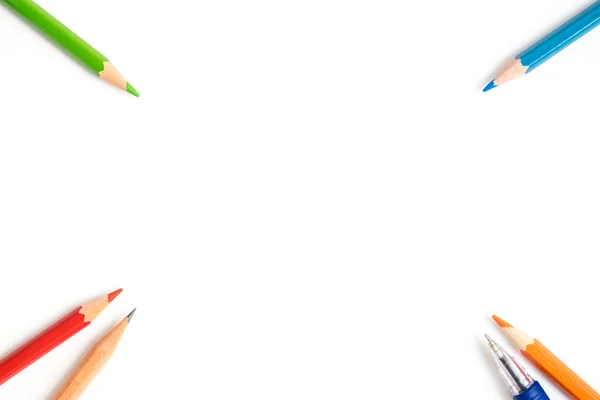 Lápis coloridos, caneta, lápis marrom no canto da imagem — Fotografia de Stock
