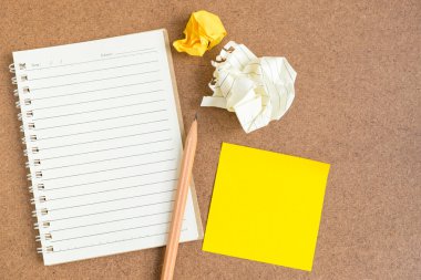 Açık defter ile yapışkan notlar ve kalem