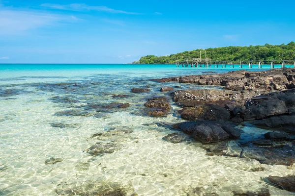 Açık deniz suyu ve beyaz kum plaj kayalar ile — Stok fotoğraf