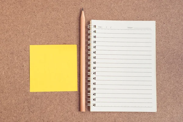 Caderno aberto com notas pegajosas e lápis — Fotografia de Stock