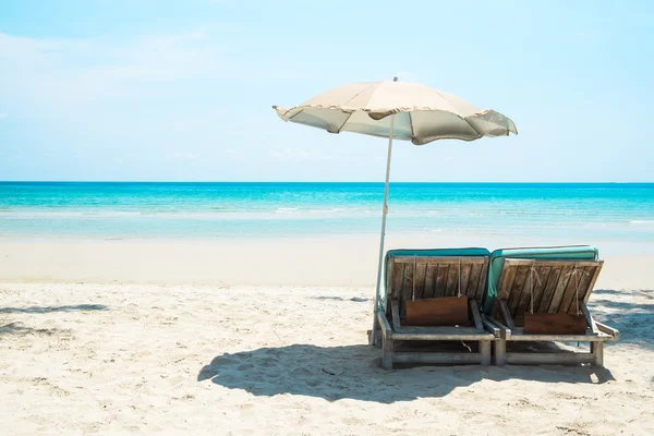 Παραλία κρεβάτι με ομπρέλα στην παραλία με λευκή άμμο — Φωτογραφία Αρχείου