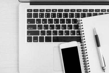 Dizüstü bilgisayar, cep telefonu, not defteri ve kalem yukarıda Resepsiyon