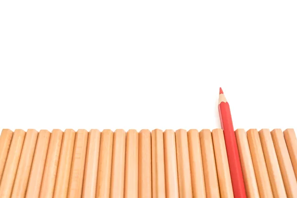 Lápis de cor vermelha afiada destacam-se de outros lápis — Fotografia de Stock