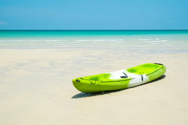 Μια βάρκα πράσινο κανό στην παραλία με λευκή άμμο — Φωτογραφία Αρχείου