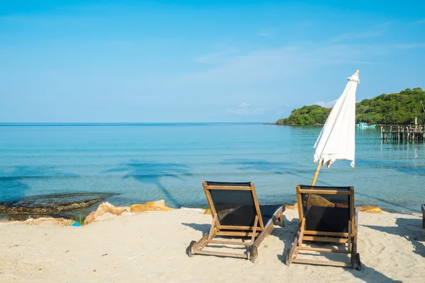 Łóżku plaży z parasolem, piaszczystej plaży — Zdjęcie stockowe