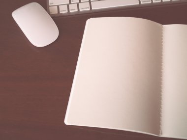 Açık defter ile fare ve klavye vintage tonda bir parçası