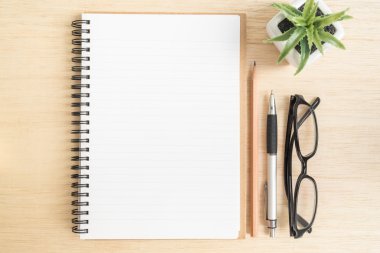 Üstten görünüm açık spiral defter ile kahverengi kalem, kalem, siyah e