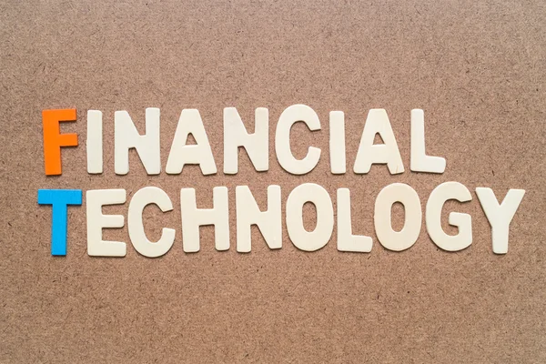 Формулировка финансовых технологий на коричневом фоне — стоковое фото