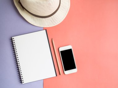 Menekşe mor adam üzerinde defter, smartphone, şapka Üstten Görünüm