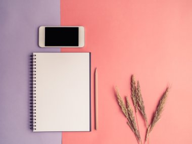 Portakal mor defter, smartphone, çimen çiçek Üstten Görünüm 
