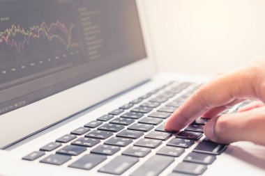 Kadın el ile grafik ekran üzerinde tipik dizüstü klavye üzerinde