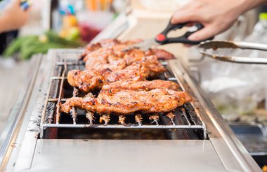 Baharatlı kızarmış domuz eti