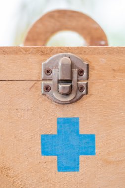 İlk yardım kutusu.