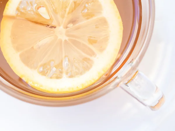 Zitronenscheibe in einer Tasse Tee — Stockfoto