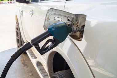 REFIL alanlarında, benzin ile beyaz araba