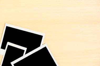 Üç polaroid fotoğraf çerçeveleri