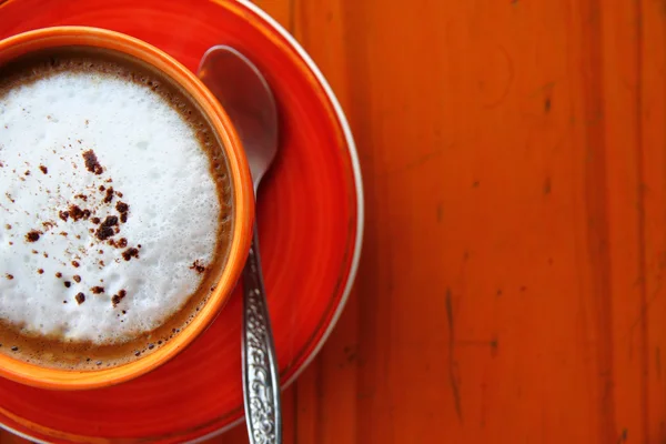 Bir fincan kahve kaşık ile