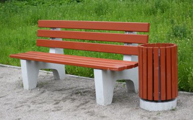 Park bankında çöp için bir urn ile