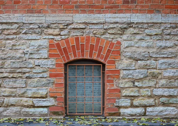 Een Kelderraam Met Een Metalen Slagboom — Stockfoto