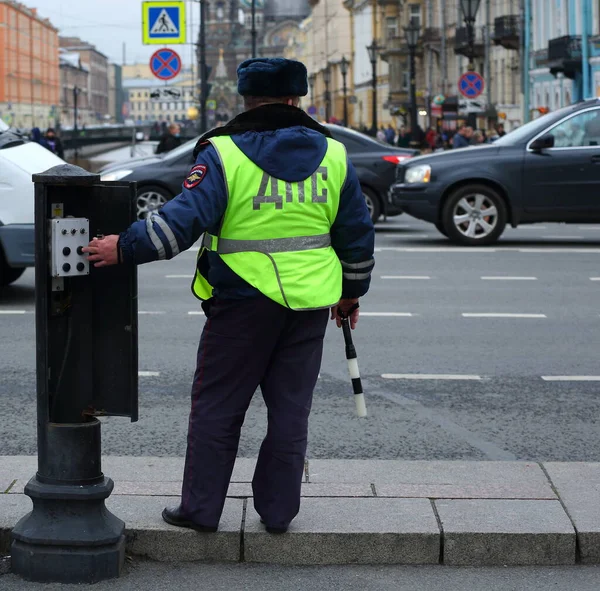 Policista Silniční Hlídky Reguluje Provoz Manuálním Ovládáním Semaforu Nevsky Prospekt — Stock fotografie