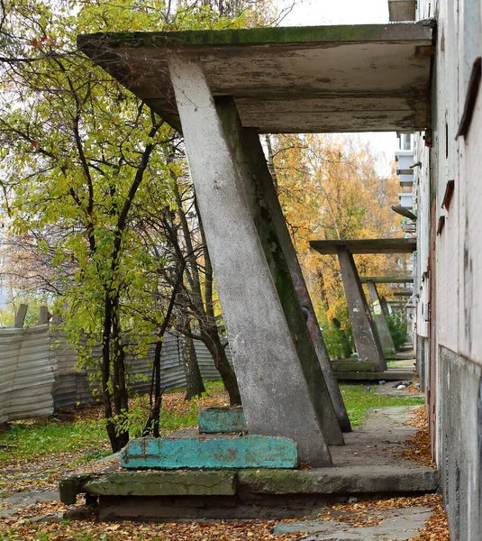 Eski Binaya Beton Girişler — Stok fotoğraf