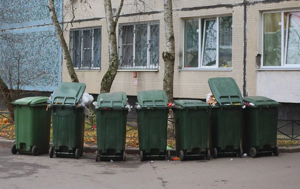 Mobilní Plastové Zelené Kontejnery Odpadky Pod Okny Obytné Budovy — Stock fotografie