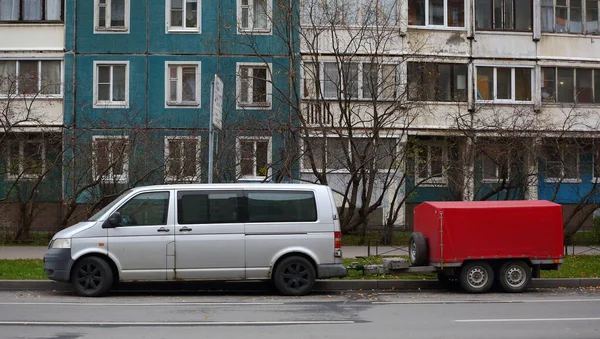 Minibuss Med Fyrhjulig Lastvagn Står Parkerad Ett Bostadshus Iskrovsky Prospekt Stockbild