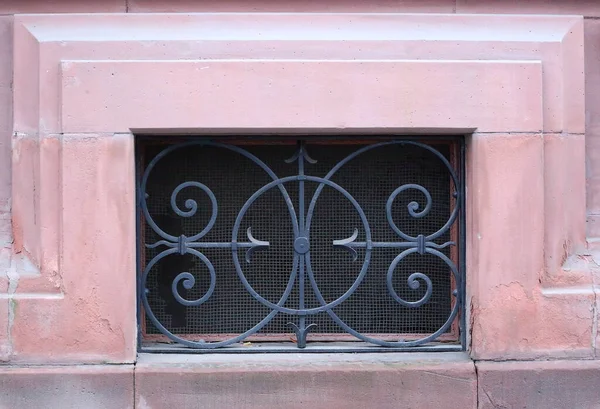 Una Ventana Del Sótano Con Una Barrera Metálica — Foto de Stock