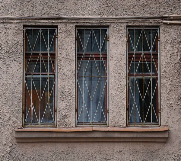 Trzy Wąskie Zamknięte Okna Ścianie Domu — Zdjęcie stockowe