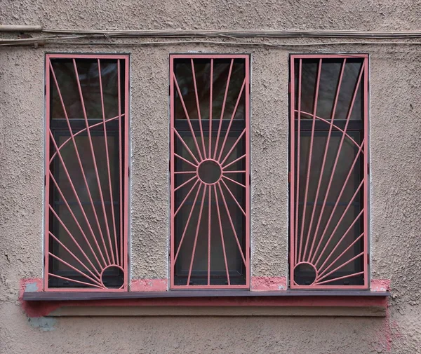 Три Узкополосных Окна Стене Дома — стоковое фото