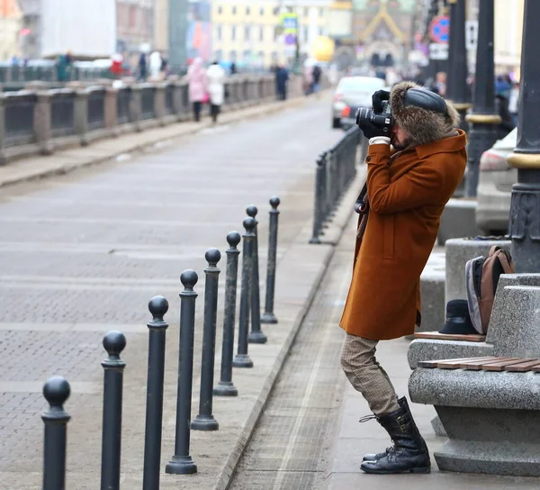 Fotógrafo Rua Com Câmera Trabalho Griboyedov Canal Embankment São Petersburgo — Fotografia de Stock