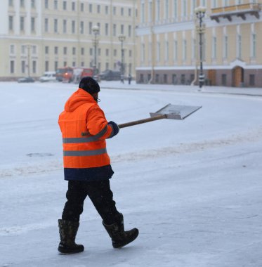 Şehir meydanında kar temizleyicisi olarak çalışıyor, Palace Square, St. Petersburg, Rusya, Ocak 2021