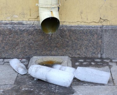 Erimiş buz drenaj borusundan düşer.