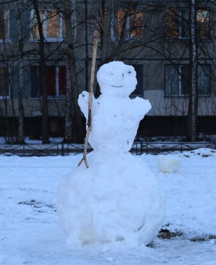 Bir yerleşim yerinin avlusunda kardan adam