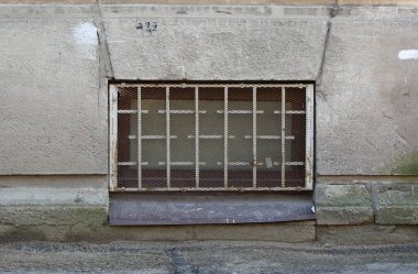 Metal bariyerli bir bodrum penceresi.