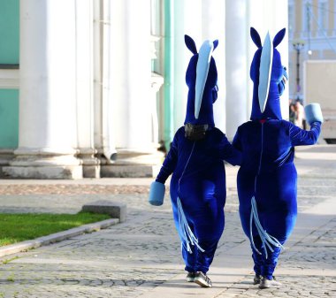 Şehir meydanında mavi at kostümlü iki animatör, Palace Meydanı, Saint Petersburg, Rusya, Eylül 2020