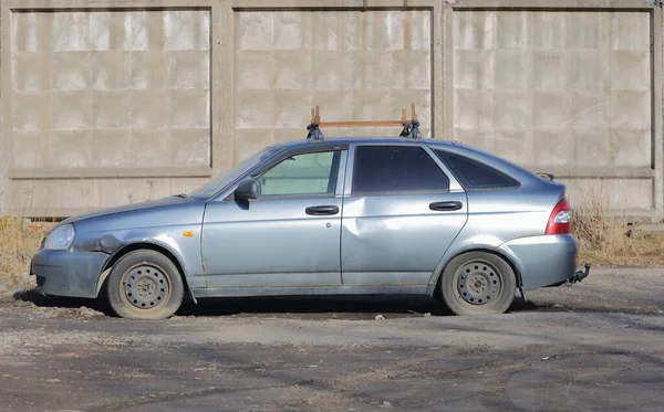 Old Dented Silver Colored Car Gray Concrete Fence Ulitsa Badaeva — Stock Photo, Image