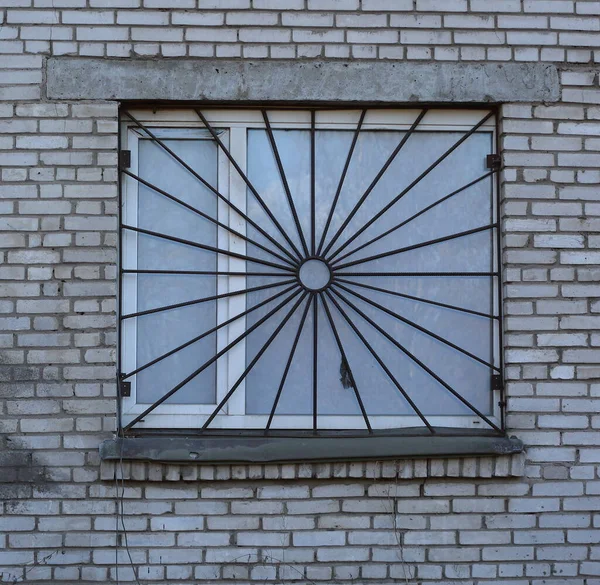 Okno Zakryté Kovovou Mříží Bílé Cihlové Zdi — Stock fotografie