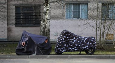Çimlerde iki üstü örtülü motosiklet